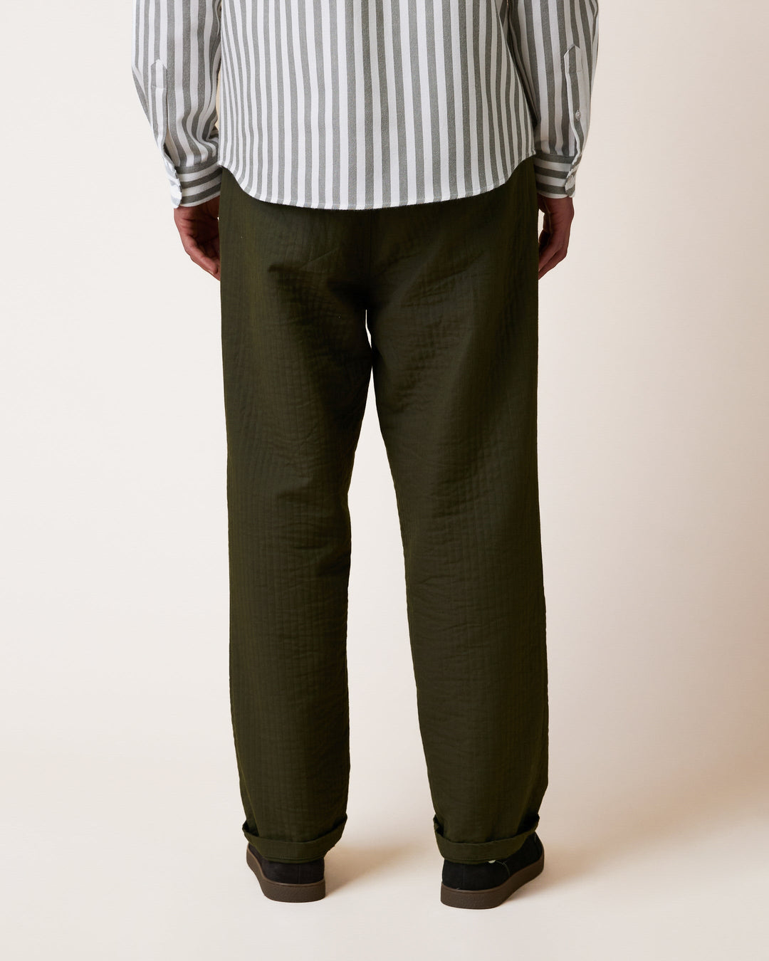 Hose Landais Khaki von Faguo am Model