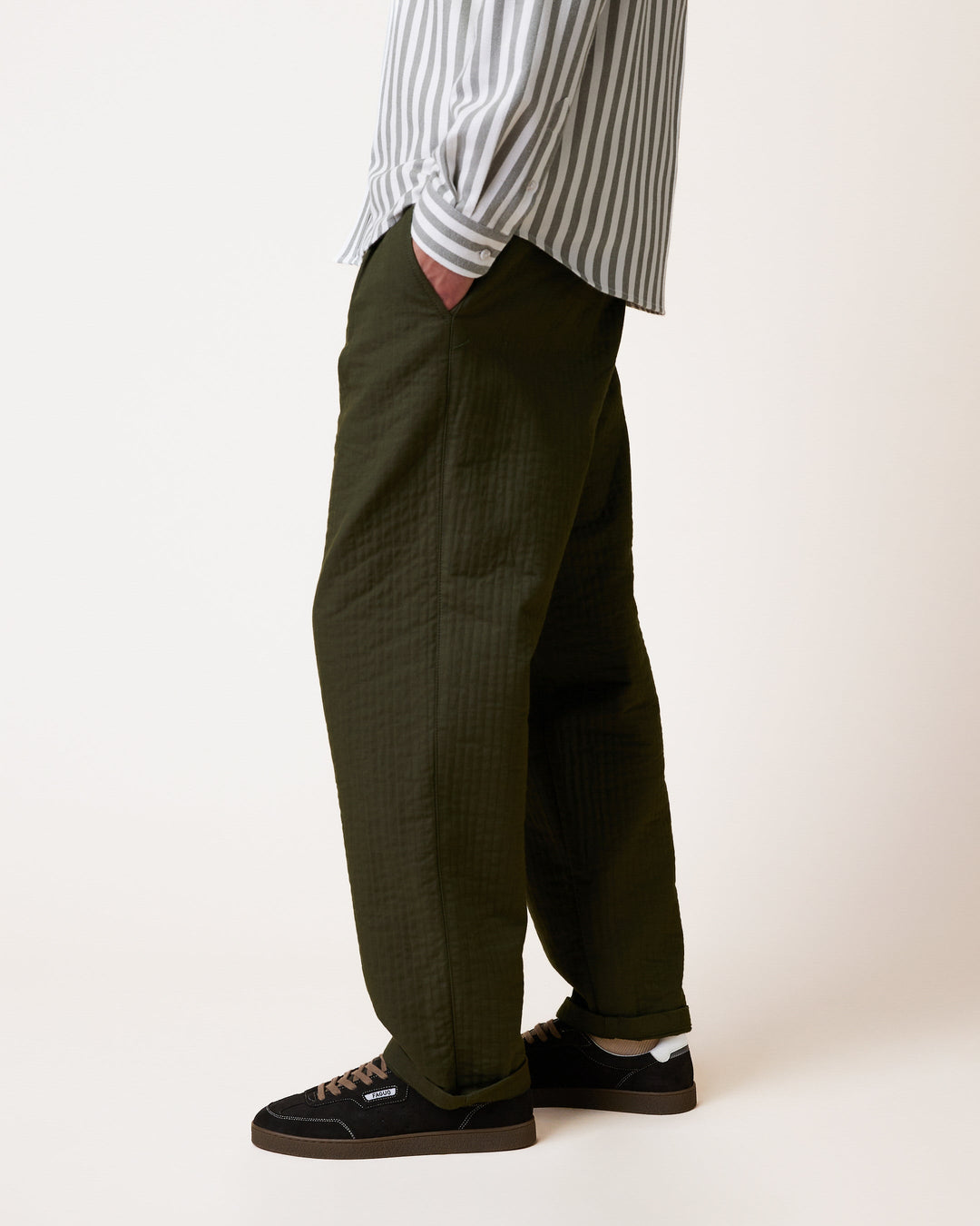 Hose Landais Khaki von Faguo am Model