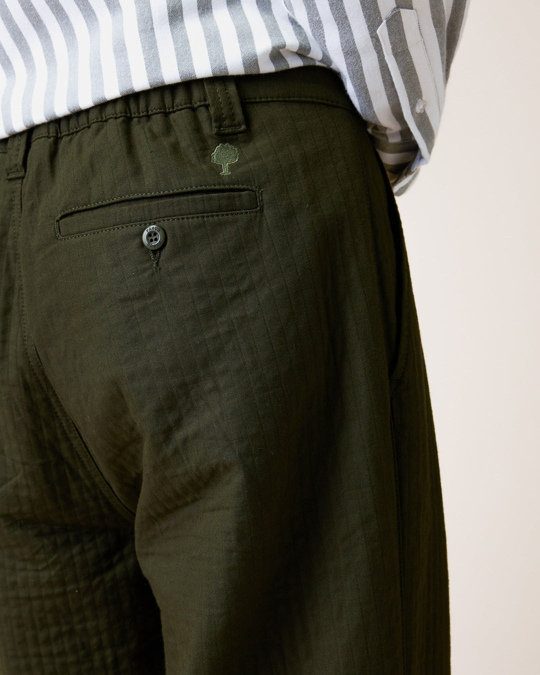 Hose Landais Khaki von Faguo am Model