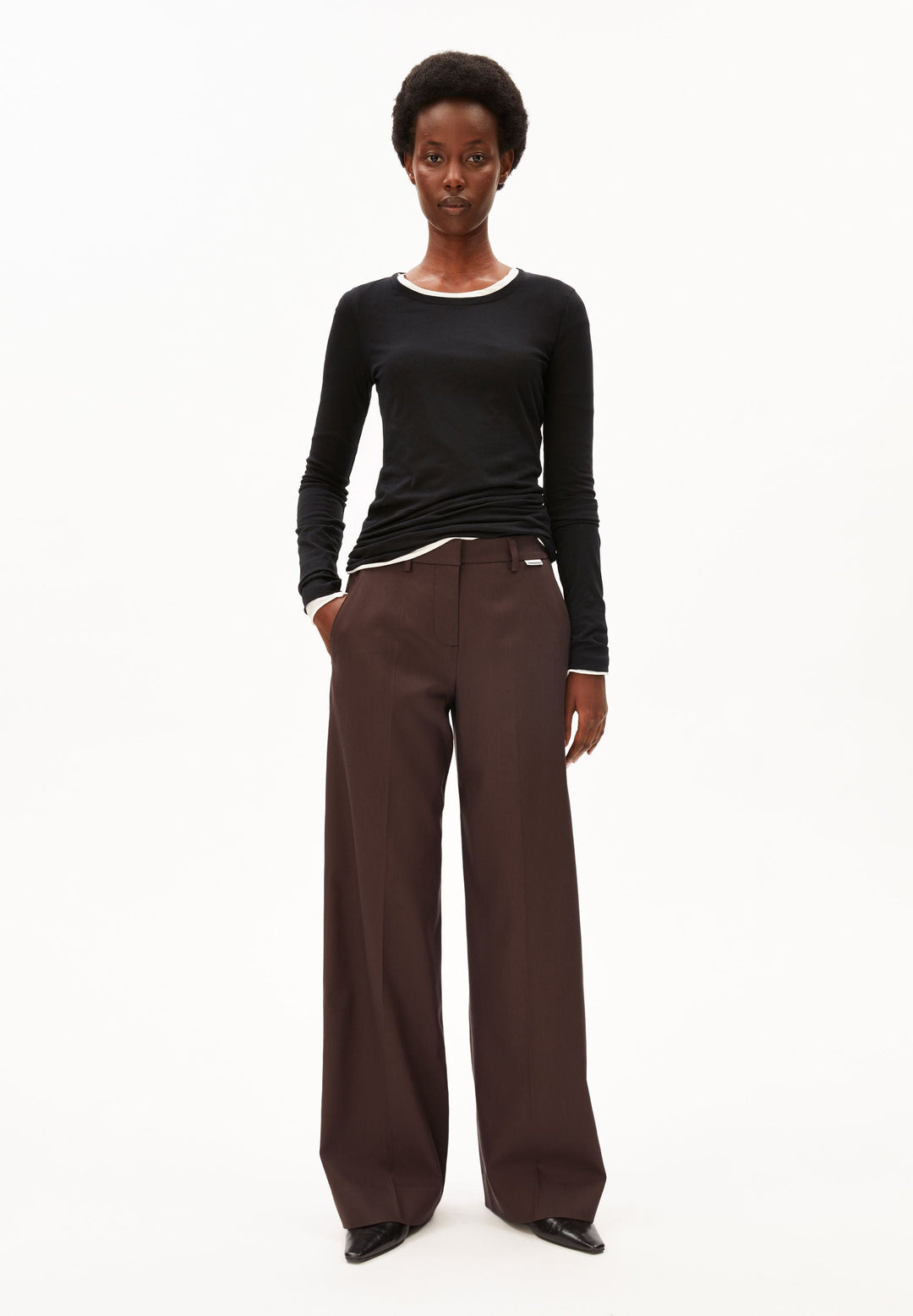 Hose LEANDRAA Wide Leg Claystone von Armedangels am Model von vorne