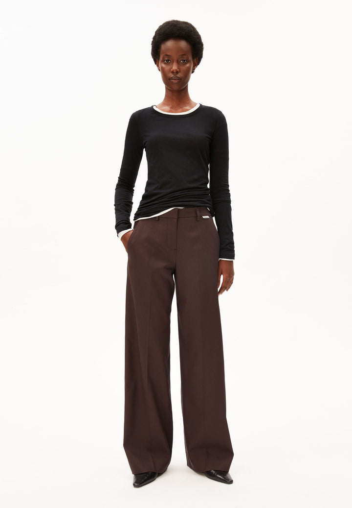 Hose LEANDRAA Wide Leg Claystone von Armedangels am Model von vorne