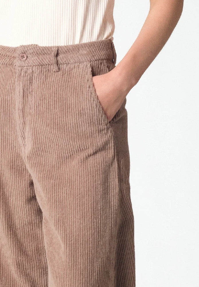 Hose Lydia Jumbo Corduroy Cashew von Klitmøller, getragen von einem Model