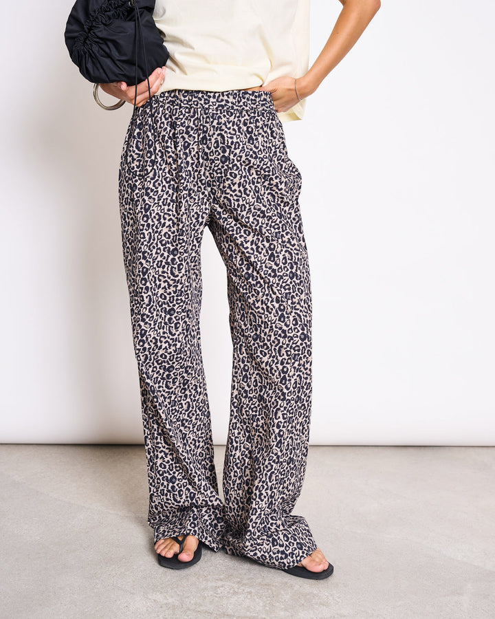 Hose Soby Cotton Pants Leo Print – JAN 'N JUNE – Zweiblatt 2