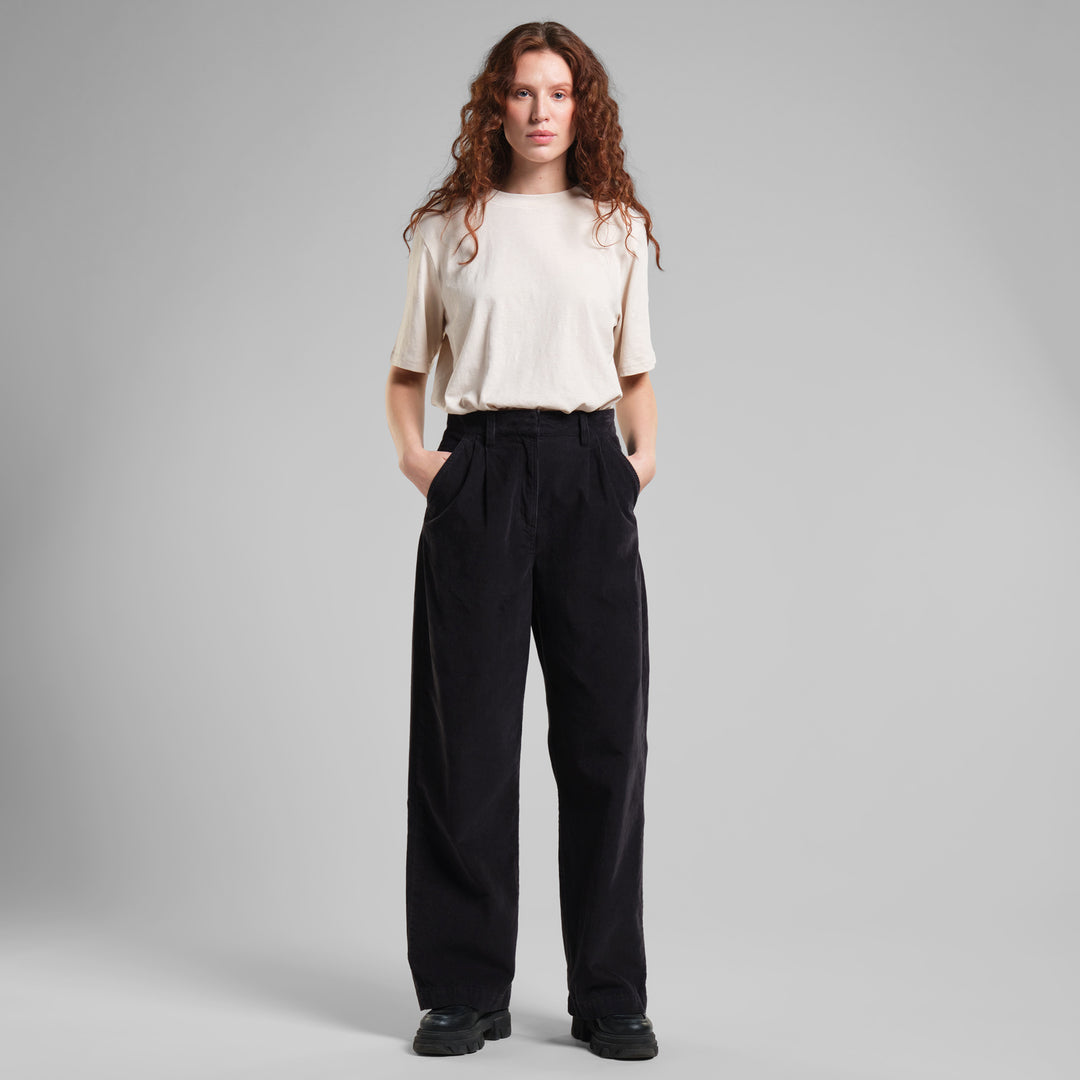 Hose Vickleby aus Cord in Schwarz von Dedicated, getragen