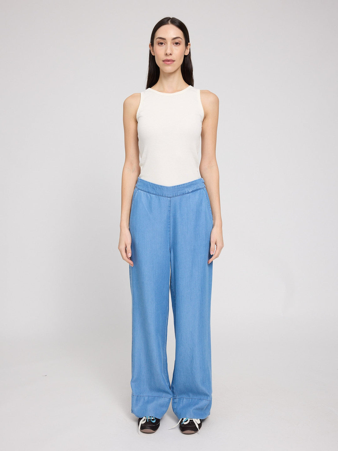 Hose Wide Leg Tencel Dark Blue Wash von Mazine am Model