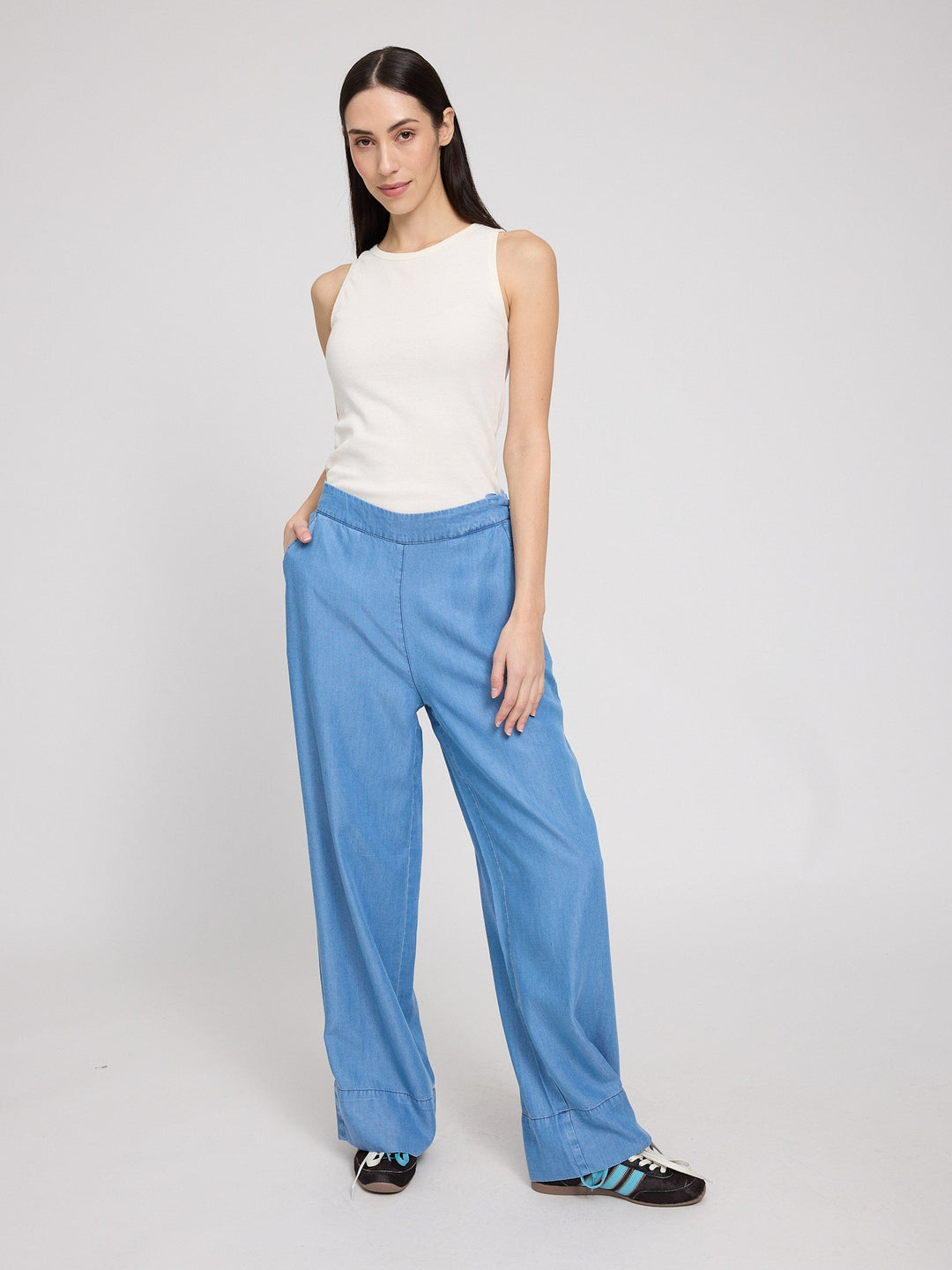 Hose Wide Leg Tencel Dark Blue Wash von Mazine seitlich am Model