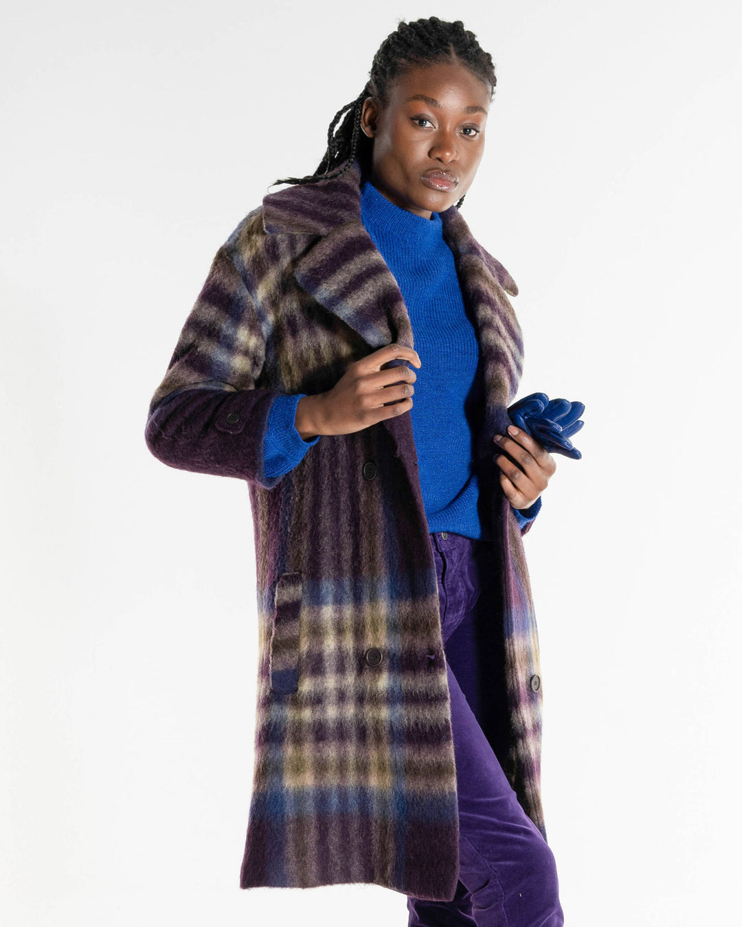 Hygge Karo Mantel Plum von Alma & Lovis am Model