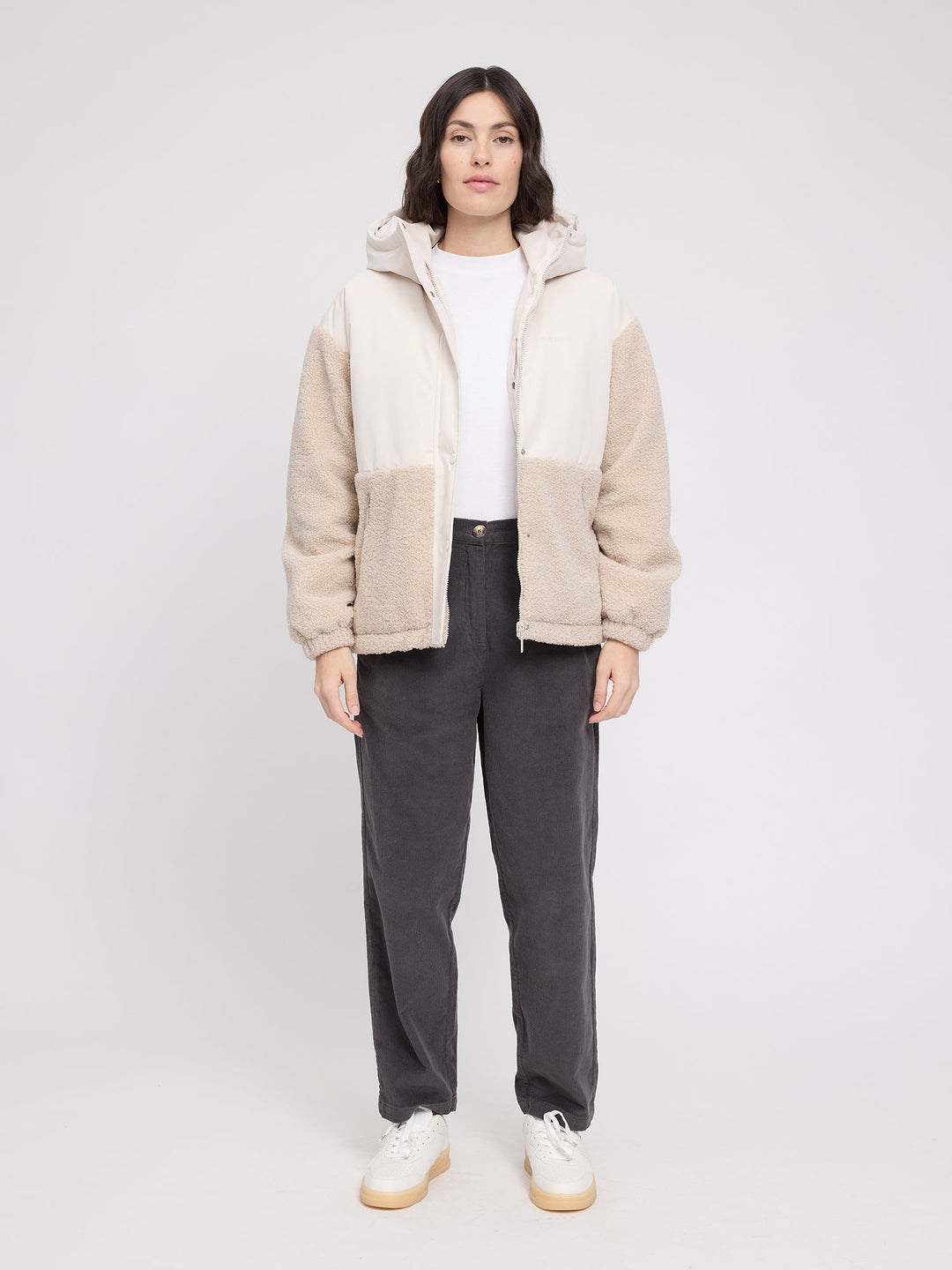 Jacke Fabric Blocking Moon/Natural von Mazine am Model von vorne