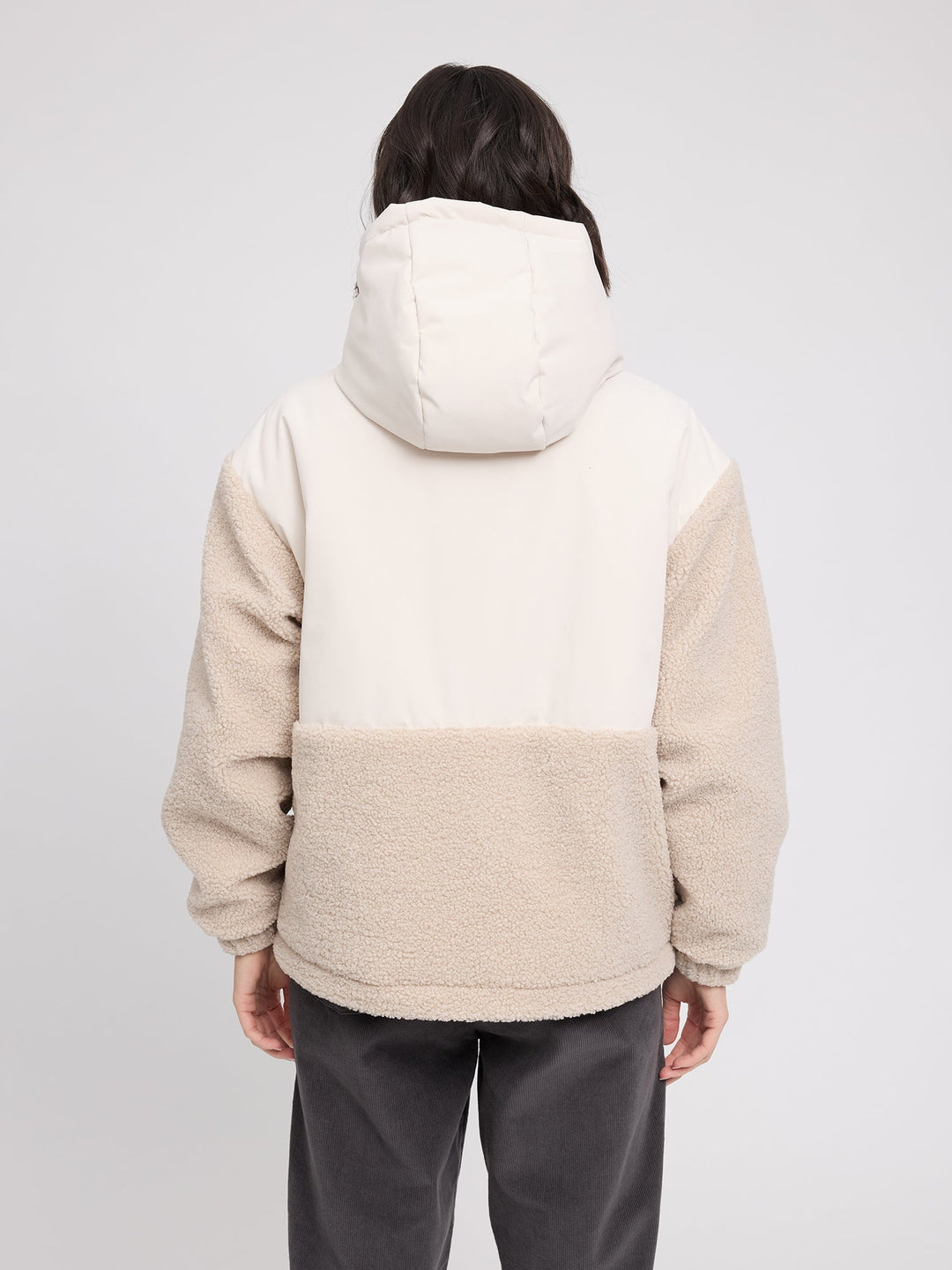 Jacke Fabric Blocking Moon/Natural von Mazine Rückansicht mit Kapuze