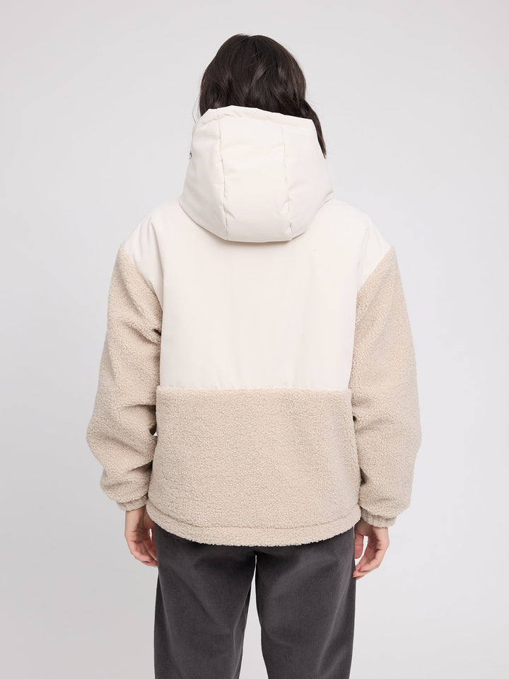 Jacke Fabric Blocking Moon/Natural von Mazine Rückansicht mit Kapuze