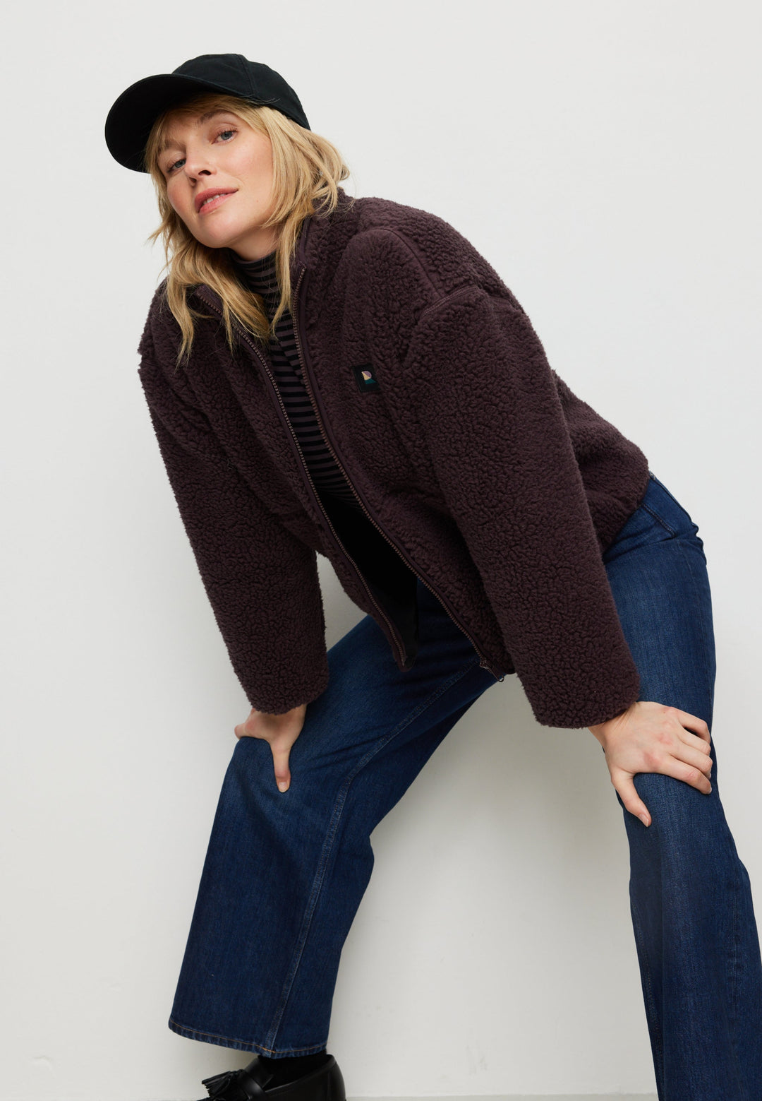 Jacke FORTUNELLA Dark Grape von recolution, Model im Look