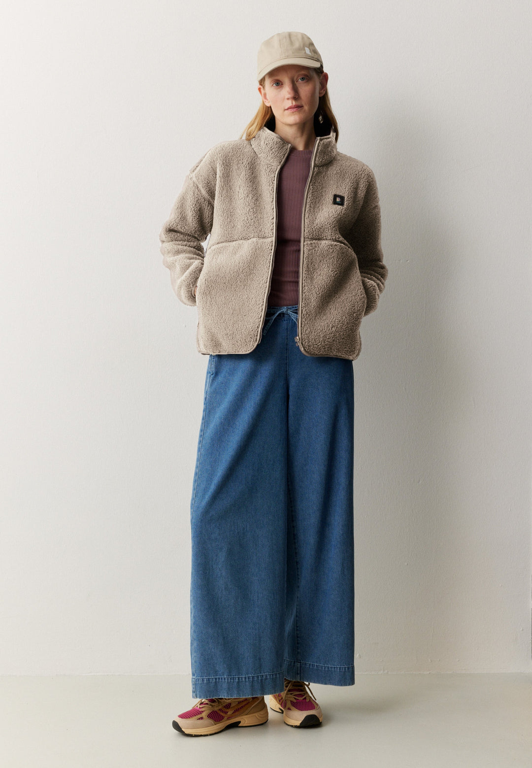 Jacke FORTUNELLA Hazel Brown von recolution, Model von vorn, ganze Figur