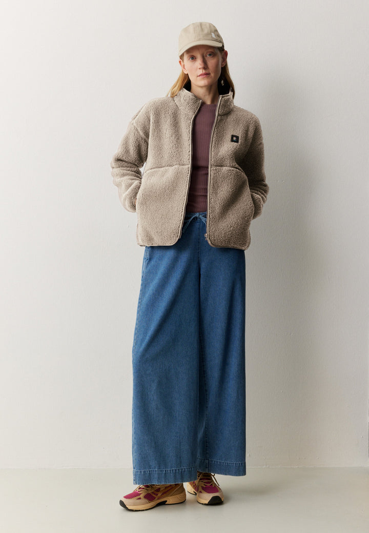 Jacke FORTUNELLA Hazel Brown von recolution, Model von vorn, ganze Figur