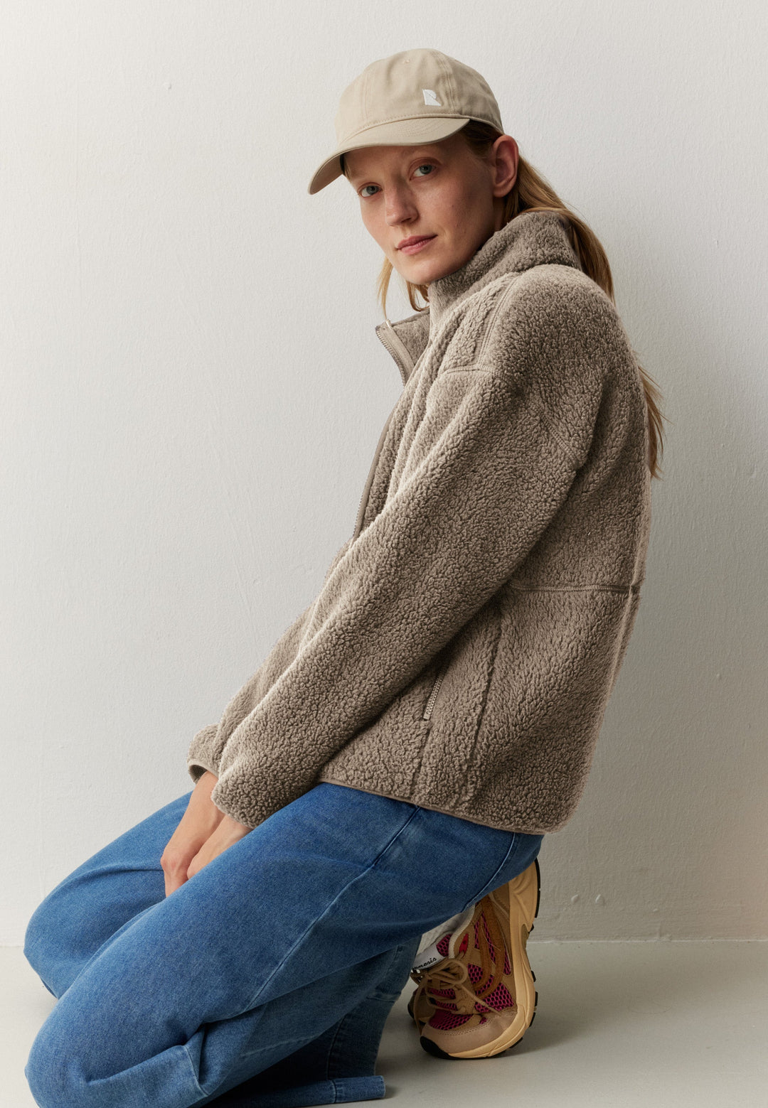 Jacke FORTUNELLA Hazel Brown von recolution, Model im Look