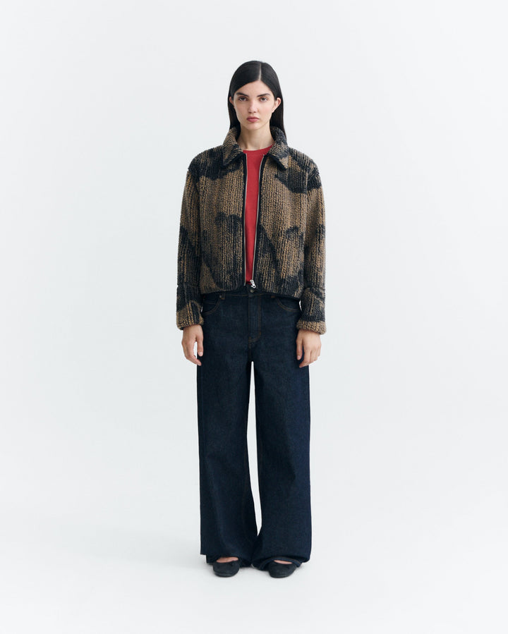 Jacke Kendra Lotus Jacquard von Thinking MU, Ganzkörperansicht am Model