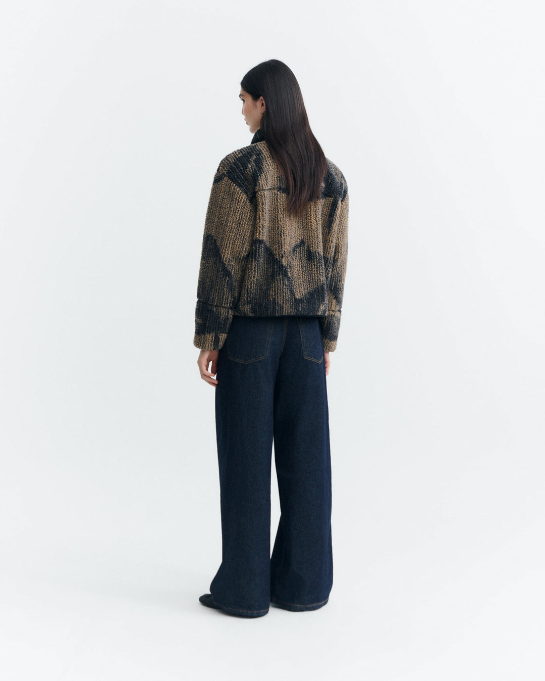 Jacke Kendra Lotus Jacquard von Thinking MU, Rückansicht am Model
