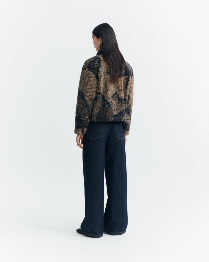 Jacke Kendra Lotus Jacquard von Thinking MU, Rückansicht am Model