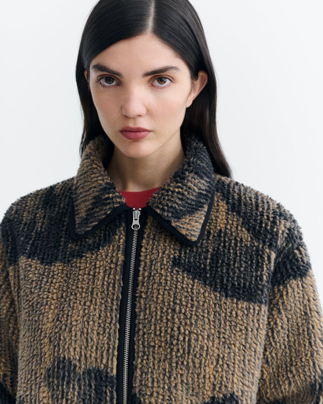Jacke Kendra Lotus Jacquard von Thinking MU, Kragen am Model