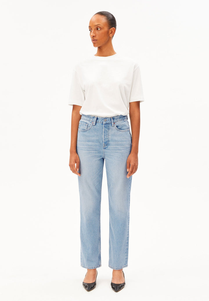 Jeans AAIKALA High Straight Andromedar von Armedangels, Model von vorn, ganze Figur