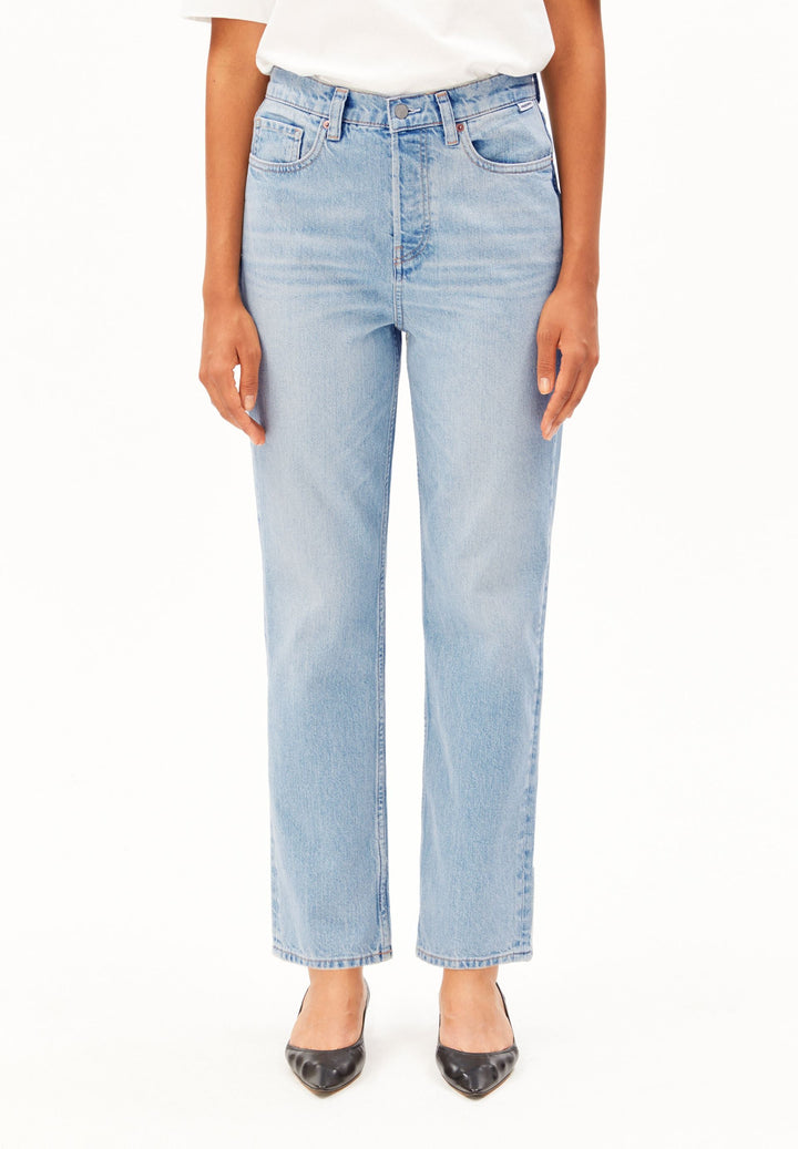 Jeans AAIKALA High Straight Andromedar von Armedangels, Model von vorn