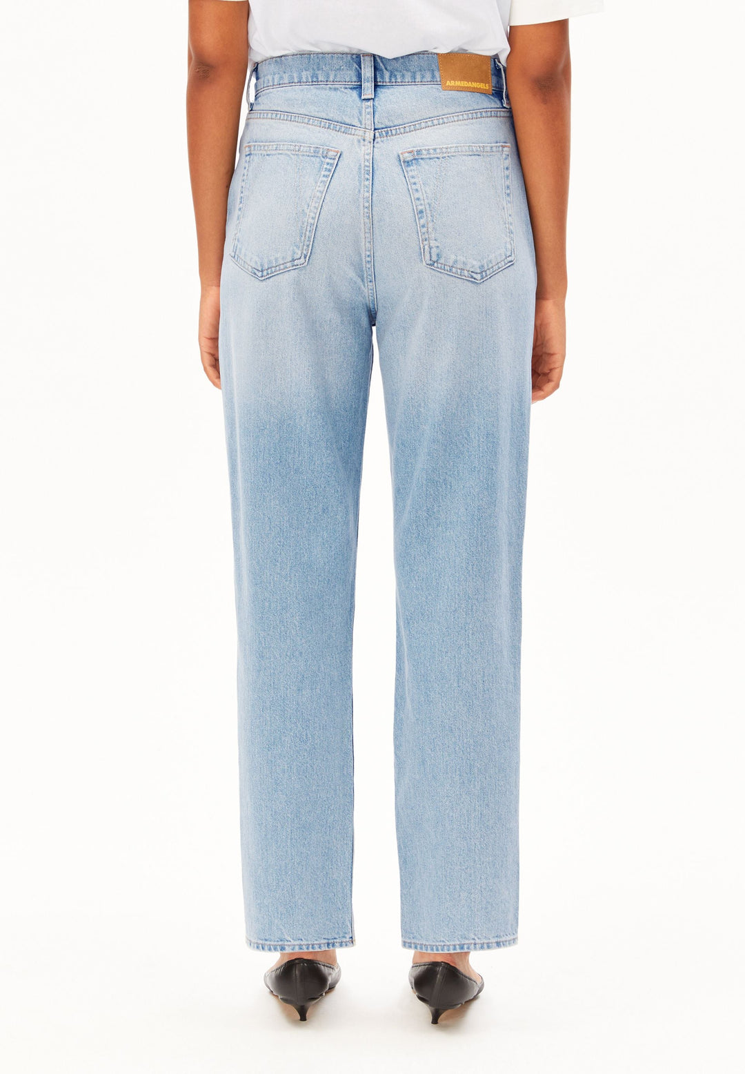 Jeans AAIKALA High Straight Andromedar von Armedangels, Model von hinten