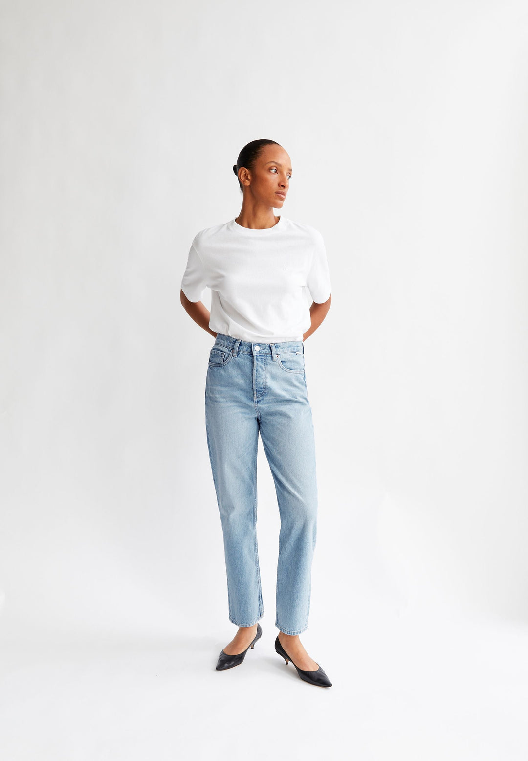 Jeans AAIKALA High Straight Andromedar von Armedangels, Model im Look