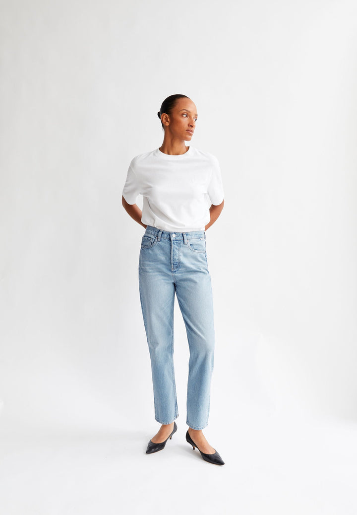 Jeans AAIKALA High Straight Andromedar von Armedangels, Model im Look