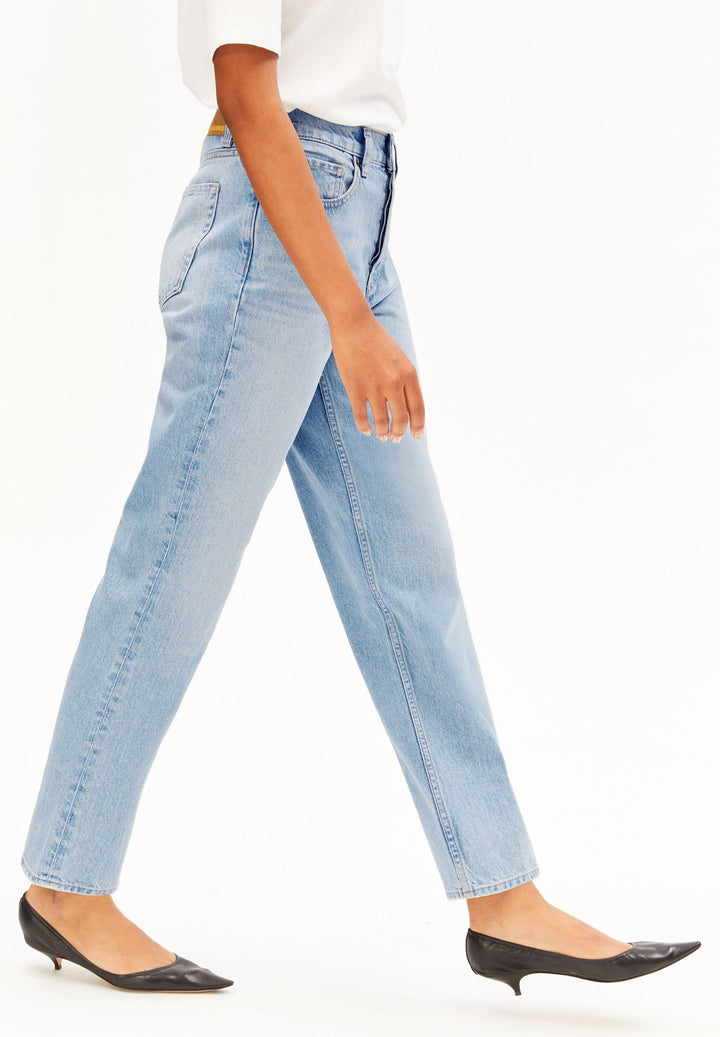 Jeans AAIKALA High Straight Andromedar von Armedangels, Model seitlich