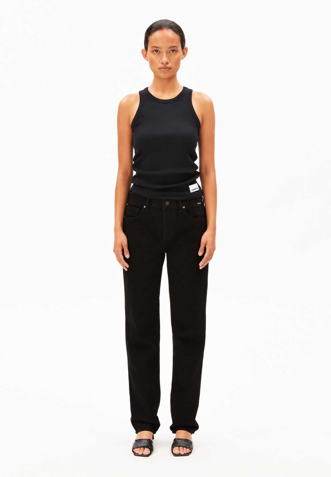 Jeans AAVELINE Mid Straight Bondone von Armedangels, Model von vorn, ganze Figur