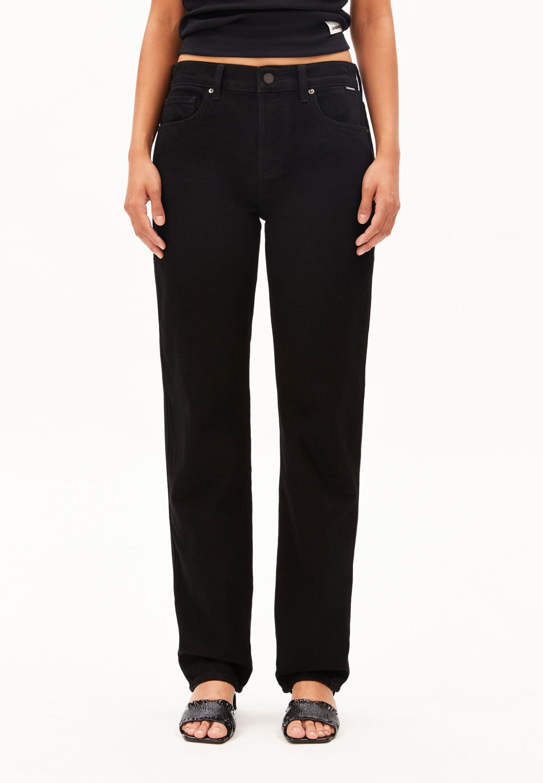 Jeans AAVELINE Mid Straight Bondone von Armedangels, Model von vorn