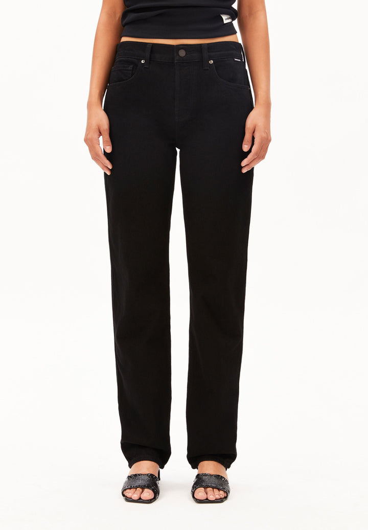 Jeans AAVELINE Mid Straight Bondone von Armedangels, Model von vorn