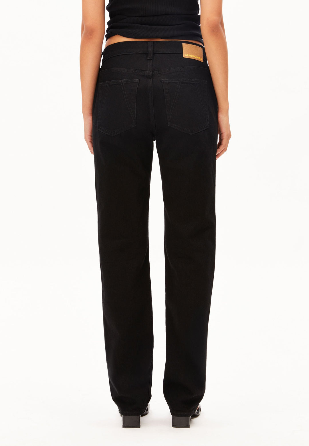 Jeans AAVELINE Mid Straight Bondone von Armedangels, Model von hinten