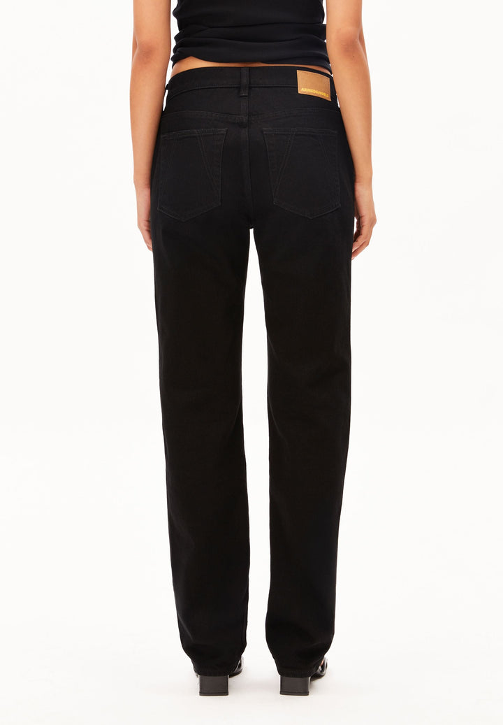 Jeans AAVELINE Mid Straight Bondone von Armedangels, Model von hinten