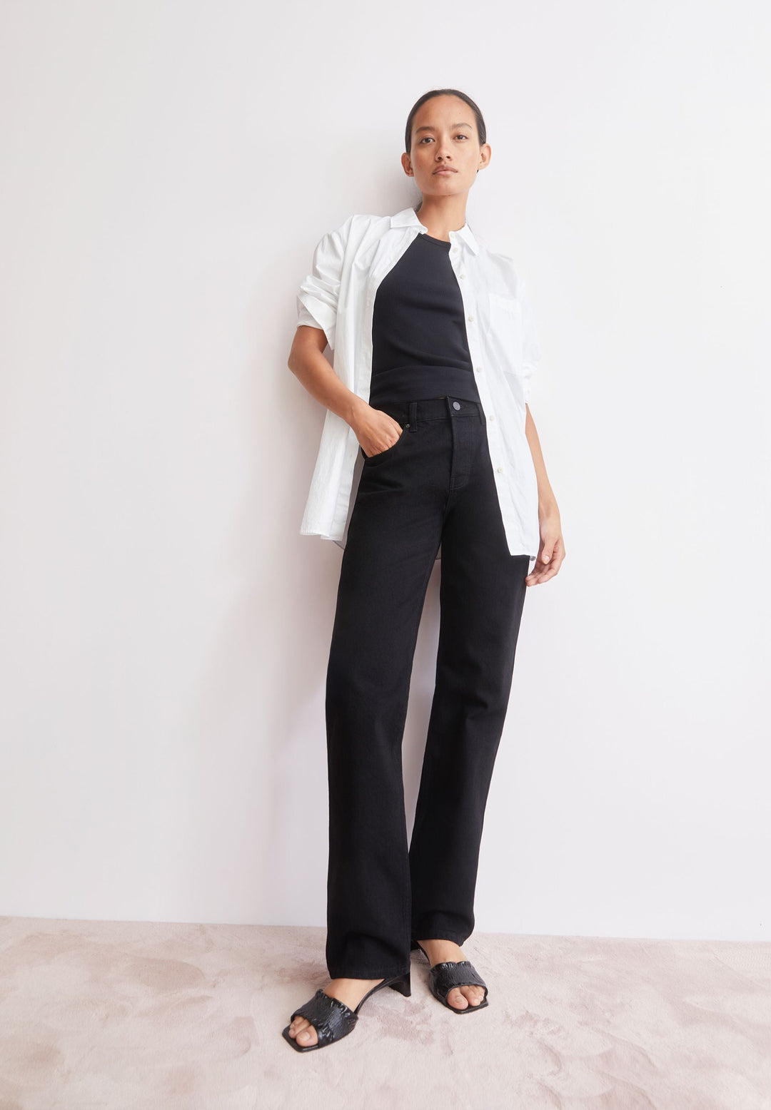 Jeans AAVELINE Mid Straight Bondone von Armedangels, Model im Look