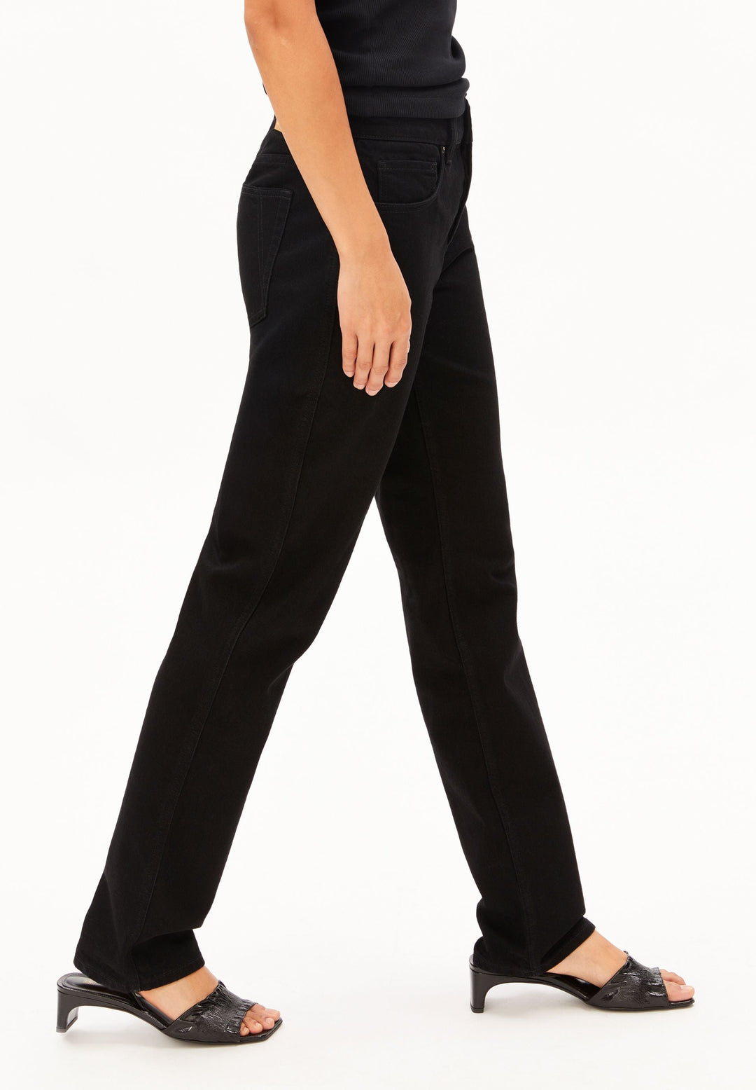 Jeans AAVELINE Mid Straight Bondone von Armedangels, Model seitlich