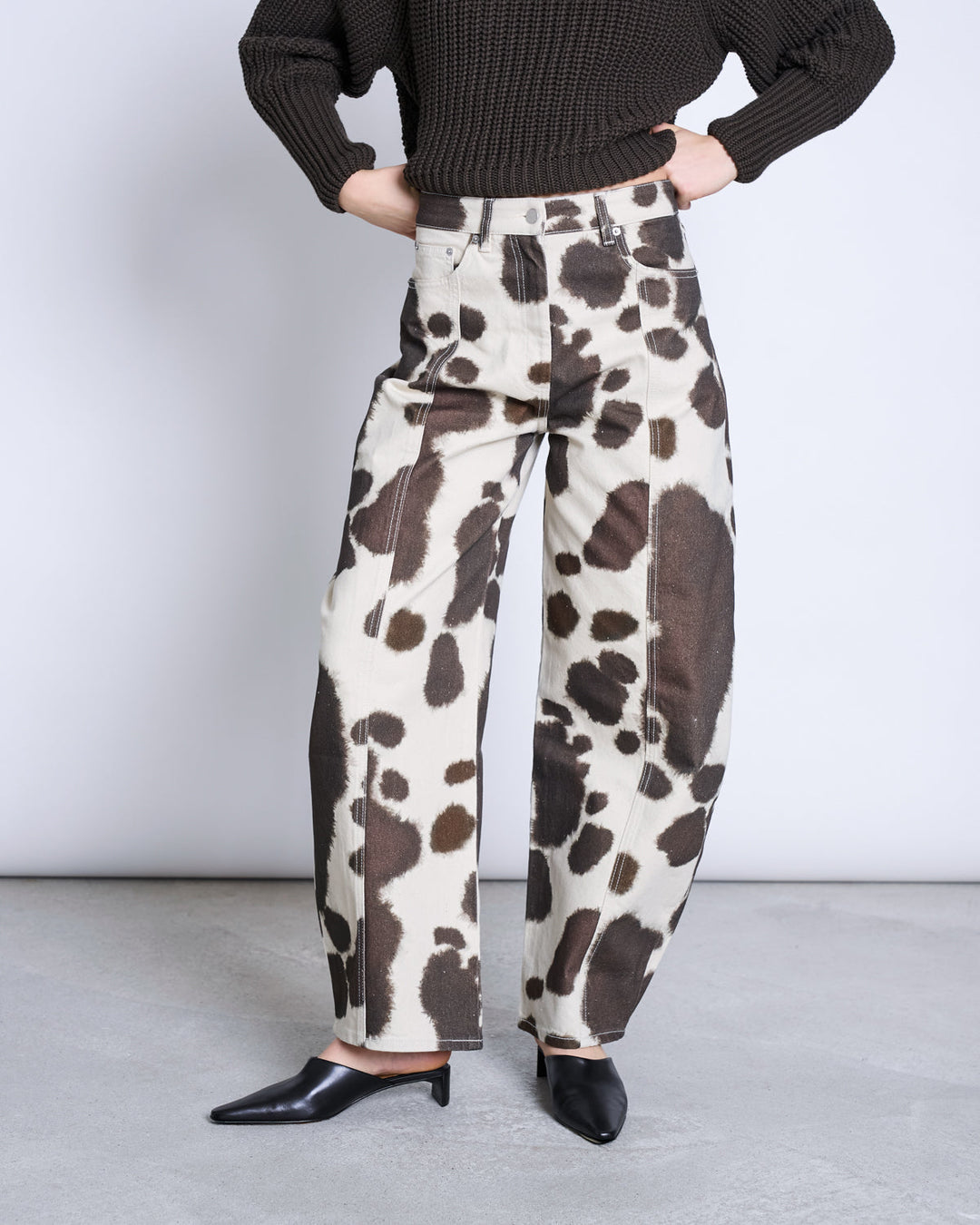 Jeans Barrel Leg Faya Cow Print von JAN 'N JUNE – Detailansicht