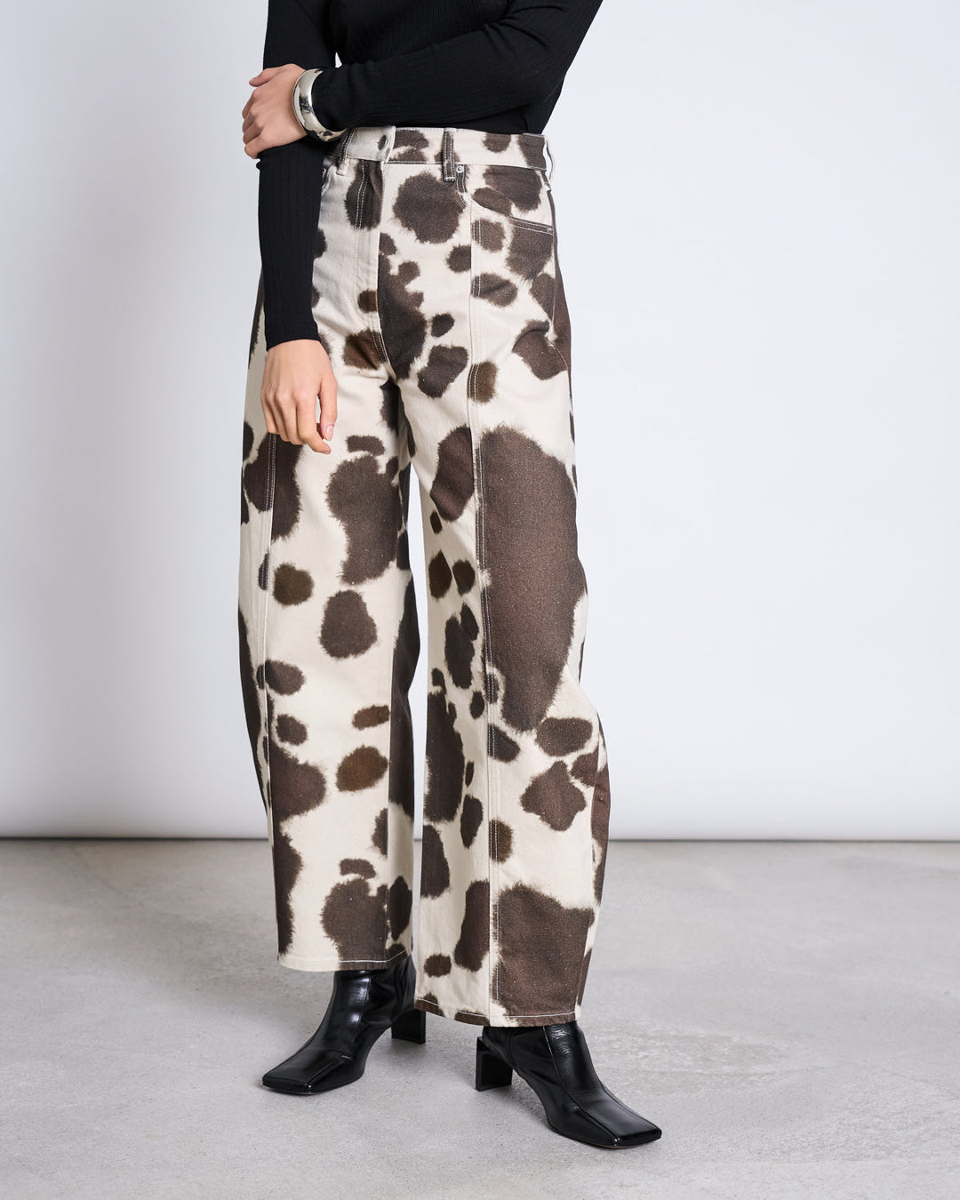 Jeans Barrel Leg Faya Cow Print von JAN 'N JUNE – Detailansicht