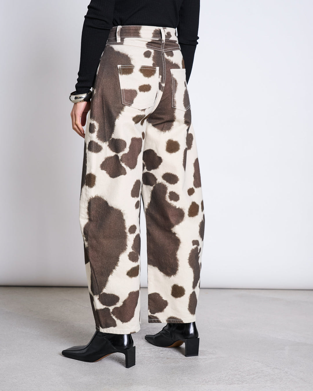 Jeans Barrel Leg Faya Cow Print von JAN 'N JUNE – Detailansicht