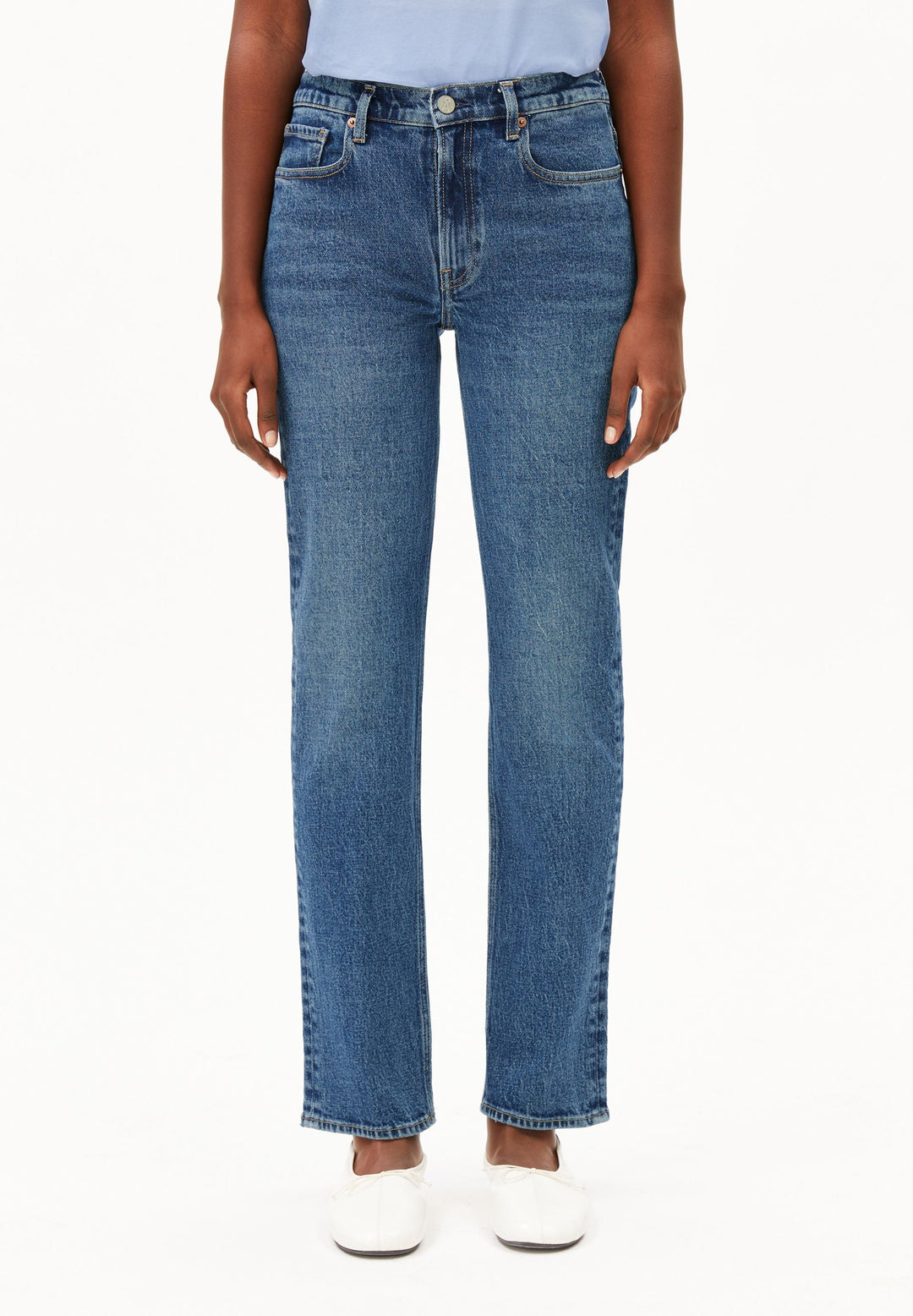 Jeans CARENAA Mid Straight Atmospheric von Armedangels, Model von vorn