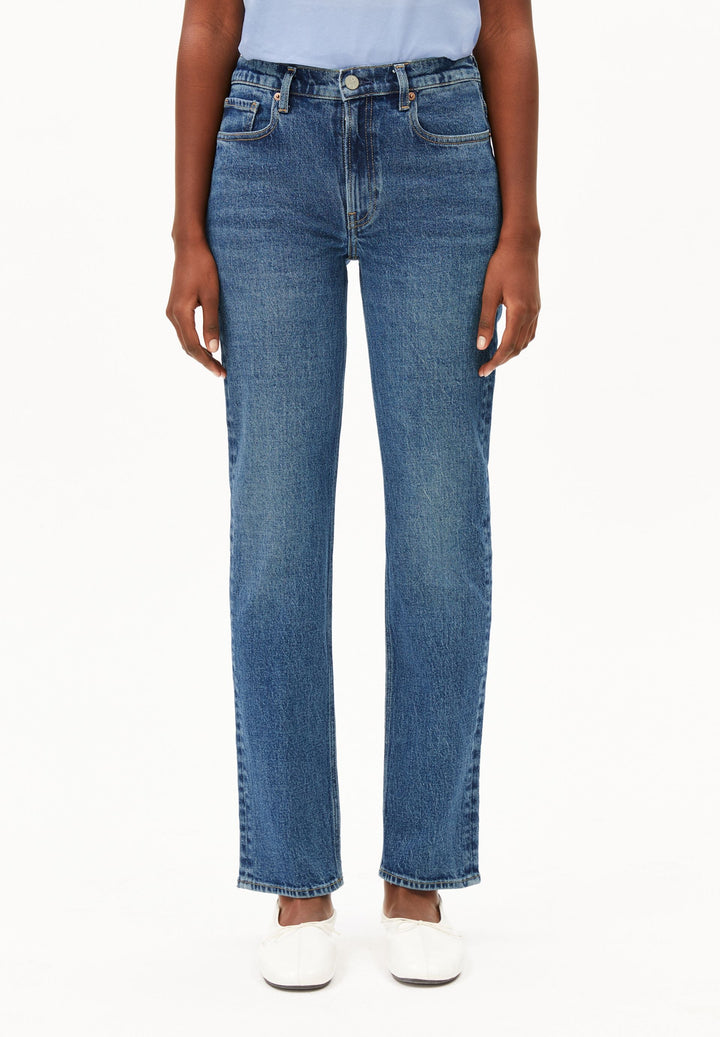 Jeans CARENAA Mid Straight Atmospheric von Armedangels, Model von vorn