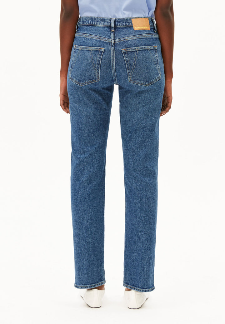 Jeans CARENAA Mid Straight Atmospheric von Armedangels, Model von hinten