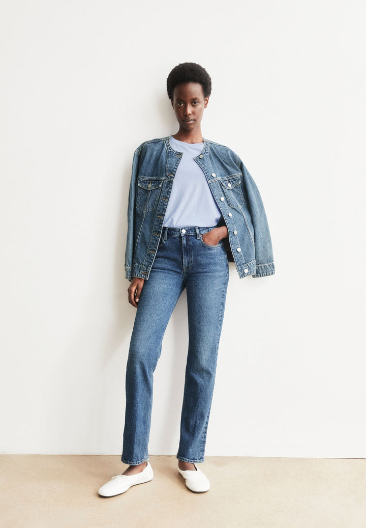Jeans CARENAA Mid Straight Atmospheric von Armedangels, Model im Look