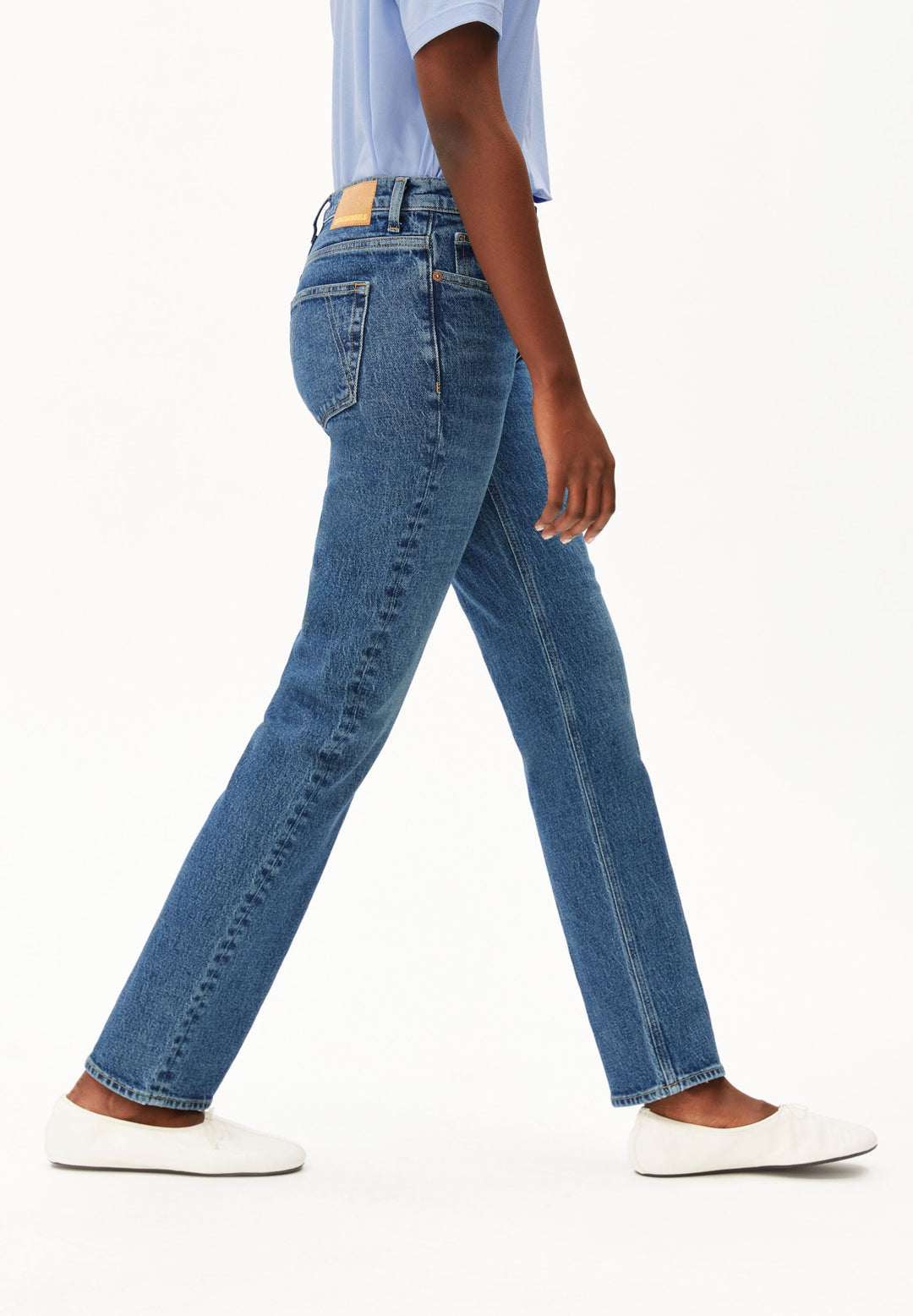 Jeans CARENAA Mid Straight Atmospheric von Armedangels, Model seitlich