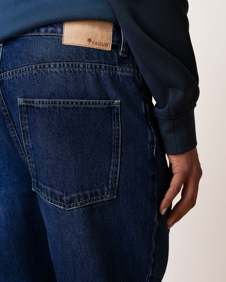 Jeans Denim Relaxed Raw von Faguo am Model
