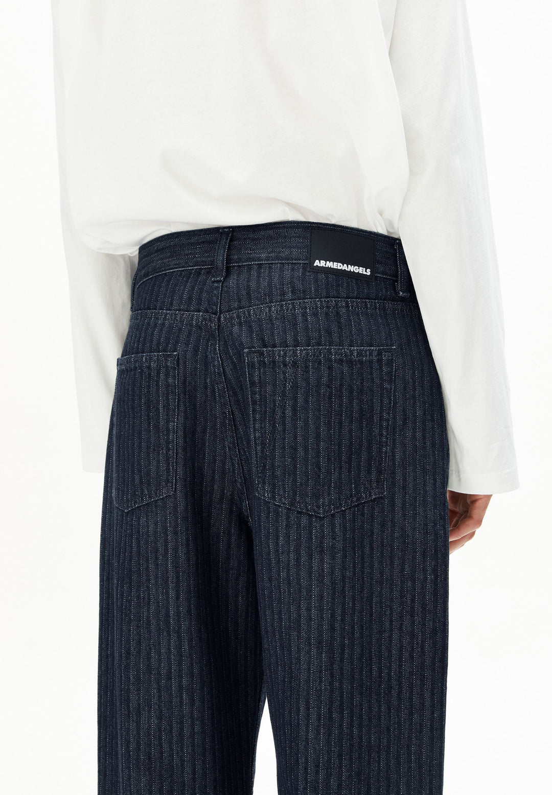 Jeans HAAYI Herringbone Baggy in Rinse von ARMEDANGELS, Detailansicht am Model