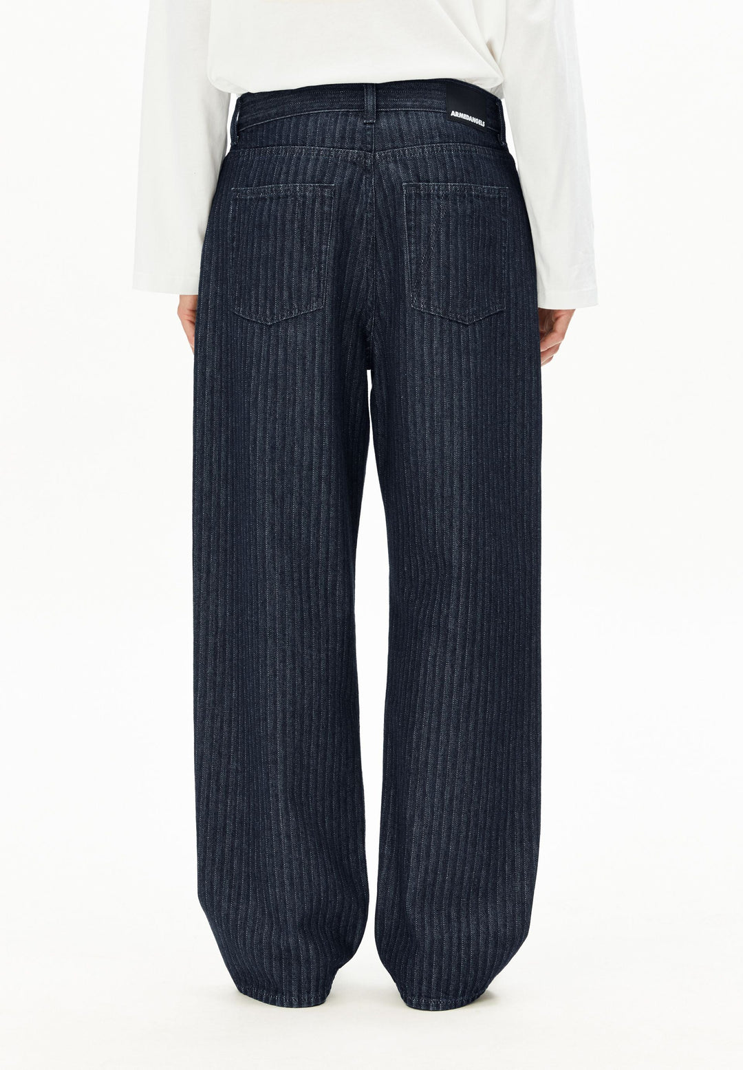 Jeans HAAYI Herringbone Baggy in Rinse von ARMEDANGELS, Seitenansicht am Model