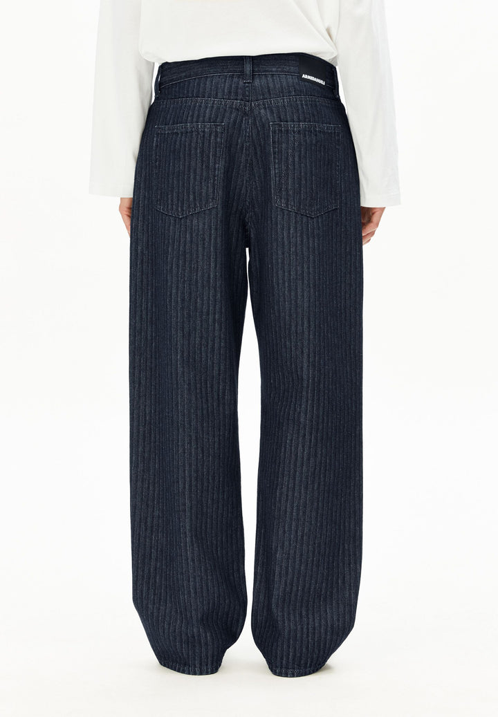 Jeans HAAYI Herringbone Baggy in Rinse von ARMEDANGELS, Seitenansicht am Model