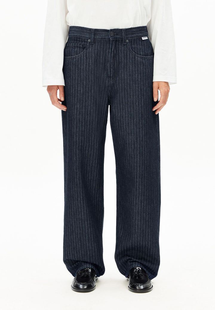 Model trägt Jeans HAAYI Herringbone Baggy in Rinse von ARMEDANGELS