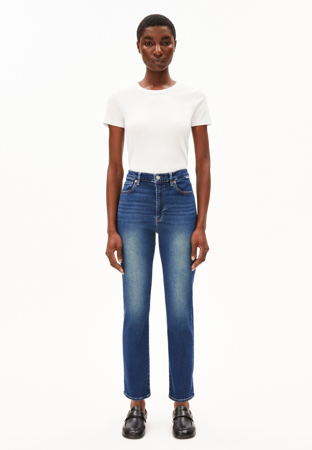 Jeans LEJAANI High Waist Slim Dk Indigo von Armedangels, Model von vorn, ganze Figur