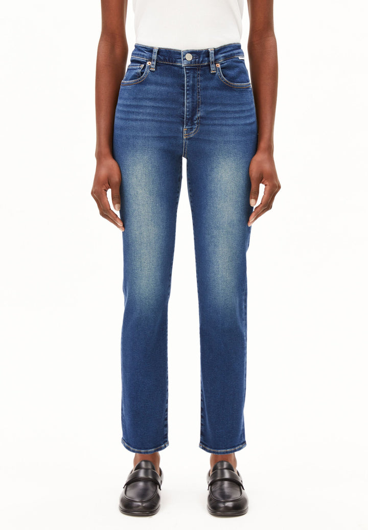 Jeans LEJAANI High Waist Slim Dk Indigo von Armedangels, Model von vorn